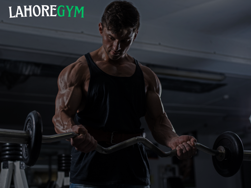 Man training smart at the gym for faster fitness results