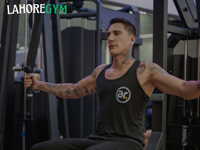 Man struggling with workout form in the gym, representing common training mistakes