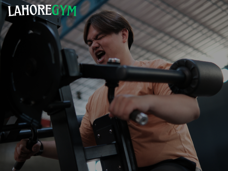 Man lifting weights in the gym to burn fat and build muscle
